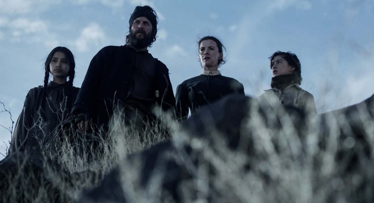 Foto Betty Gilpin, Taylor Kitsch