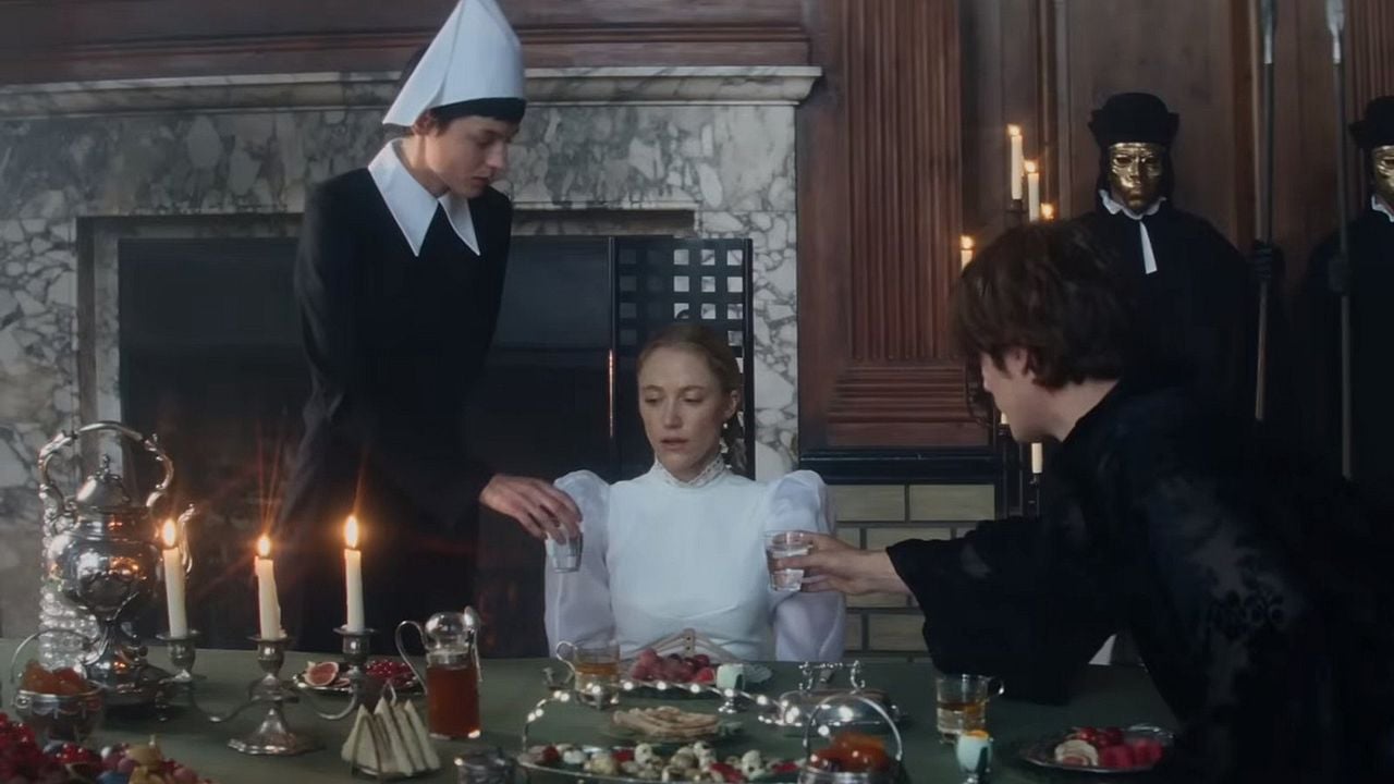 100 Nights Of Hero : Foto Emma Corrin, Maika Monroe