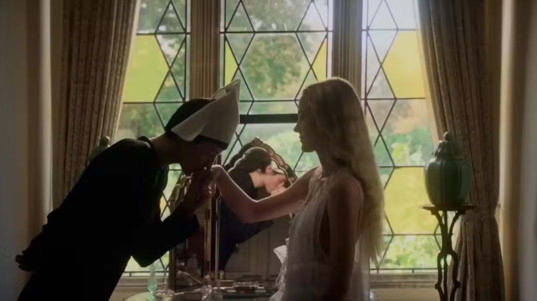 100 Nights Of Hero : Foto Emma Corrin, Maika Monroe