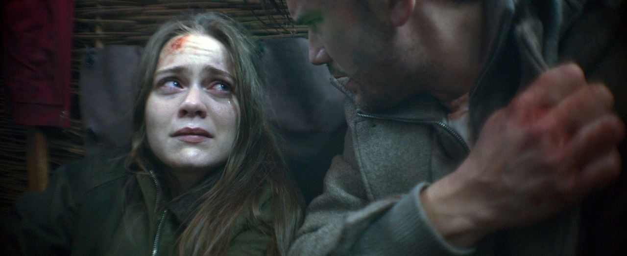 Turbulencia: Pánico en el aire : Foto Hera Hilmar, Jeremy Irvine