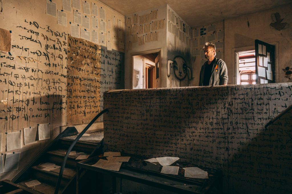 My Dog Sighs' We Shelter Here Sometimes : Foto