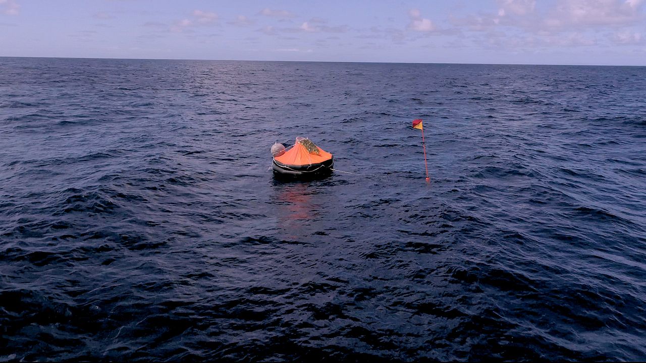 76 Days Adrift : Foto