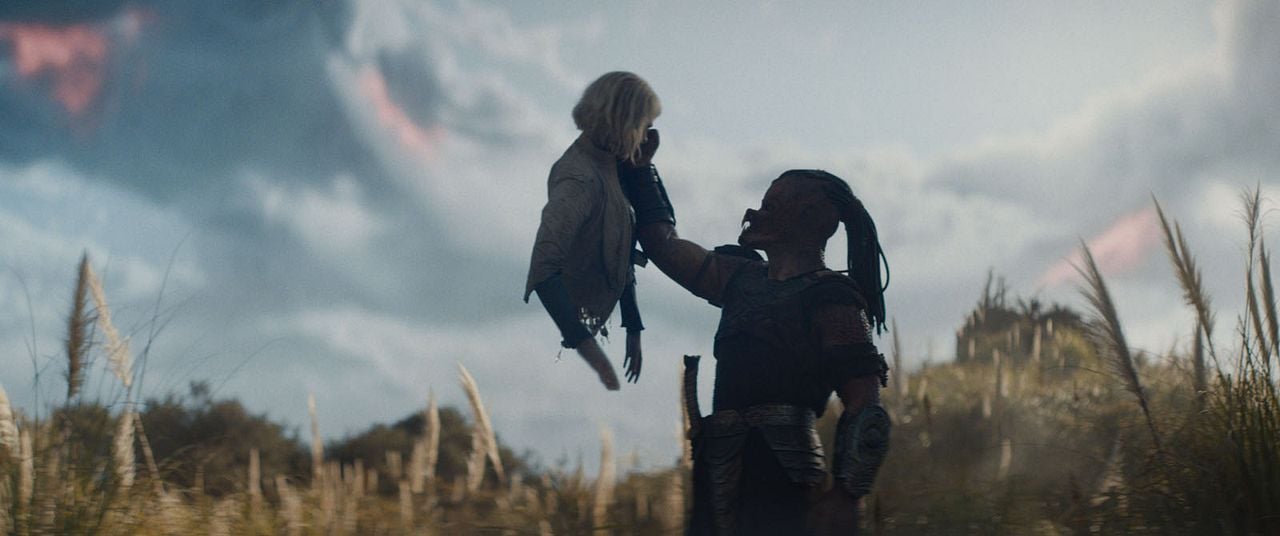 Depredador: Tierras Salvajes : Foto Dimitrius Schuster-Koloamatangi, Elle Fanning