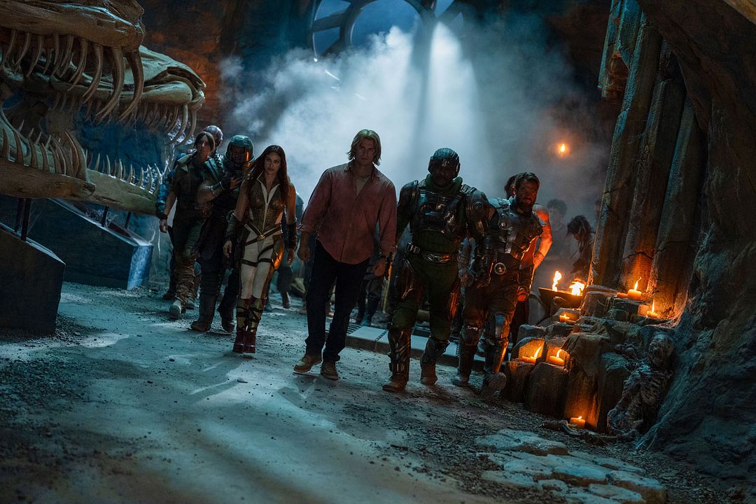 Amos del Universo : Foto Jóhannes Haukur Jóhannesson, Idris Elba, Camila Mendes, Nicholas Galitzine