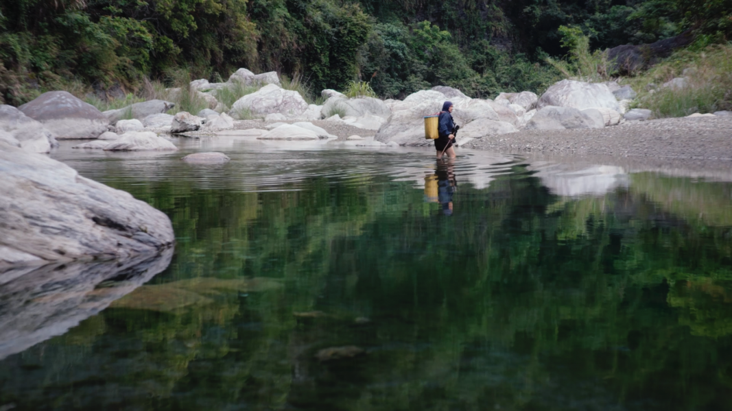 The Woman Carrying the Prey : Foto