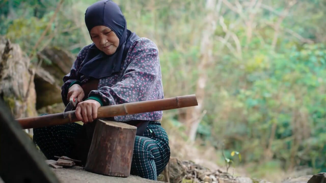 The Woman Carrying the Prey : Foto