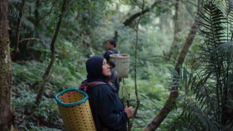 The Woman Carrying the Prey : Foto