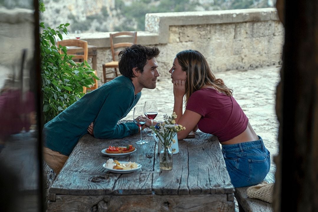 El mapa que me lleva a ti : Foto Madelyn Cline, K.J. Apa