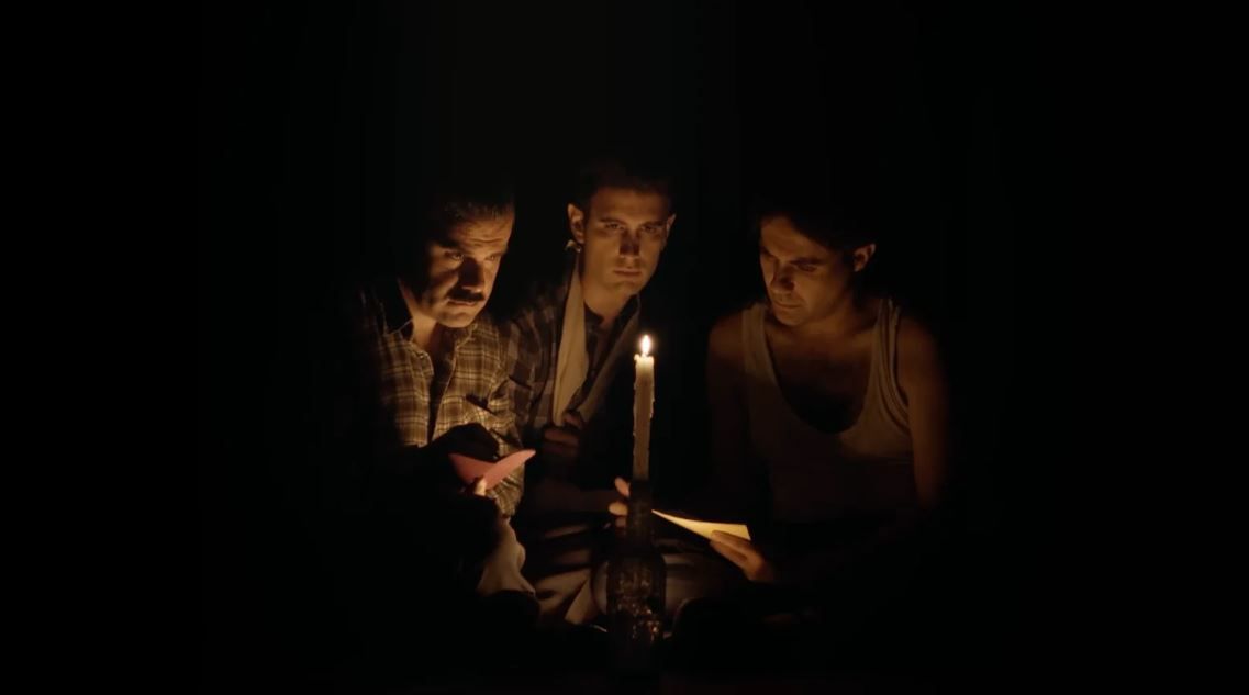 Tres hombres no pueden ocultarse bajo la tapa de un puchero : Foto