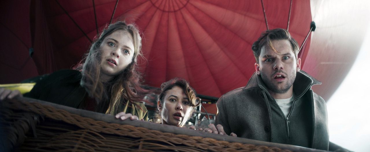 Turbulencia: Pánico en el aire : Foto Jeremy Irvine, Olga Kurylenko, Hera Hilmar