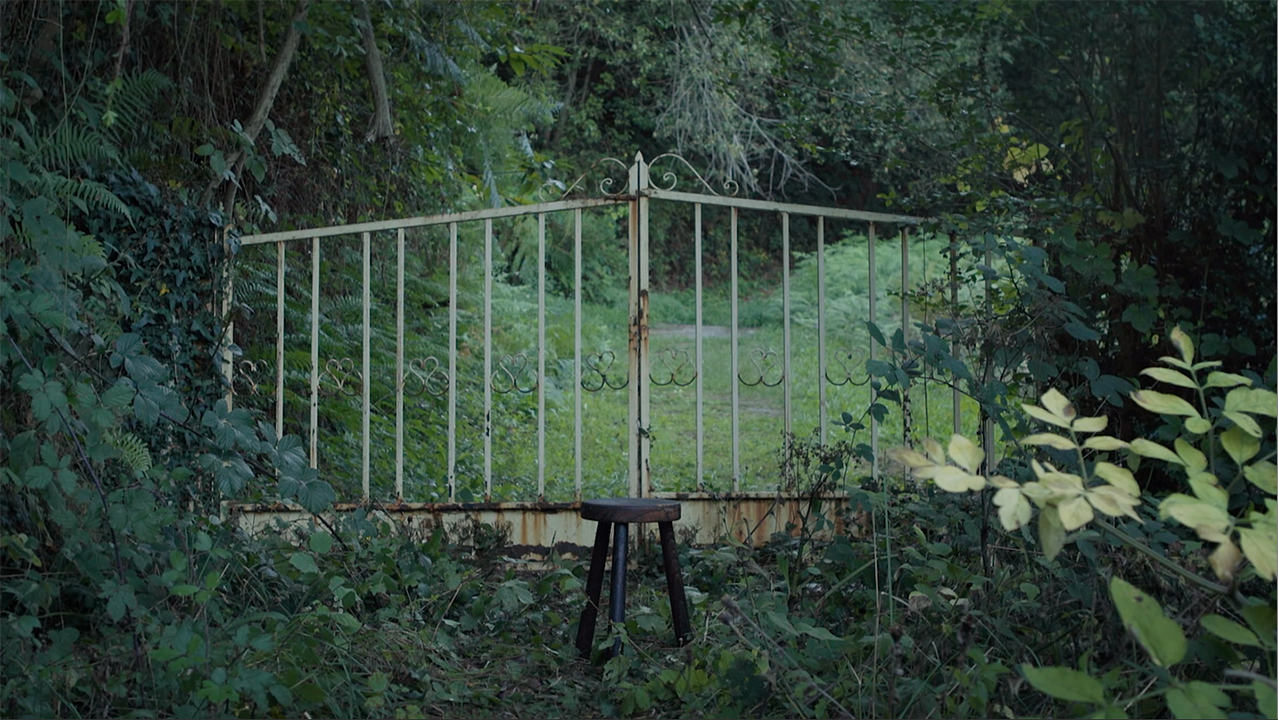 Tres hombres no pueden ocultarse bajo la tapa de un puchero : Foto