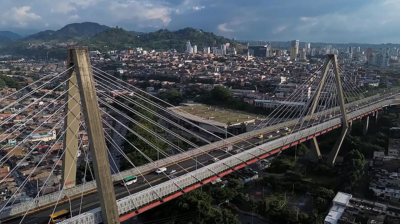 Al borde del puente : Foto