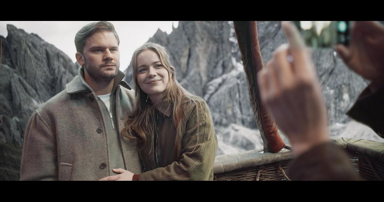 Turbulencia: Pánico en el aire : Foto Jeremy Irvine, Hera Hilmar