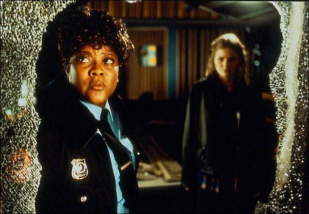 Leyenda urbana 2 : Foto Loretta Devine, Jennifer Morrison