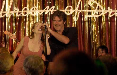 Foto Pierce Brosnan, Julianne Moore