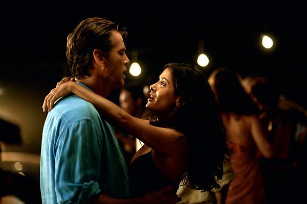 Al caer la noche : Foto Salma Hayek, Pierce Brosnan