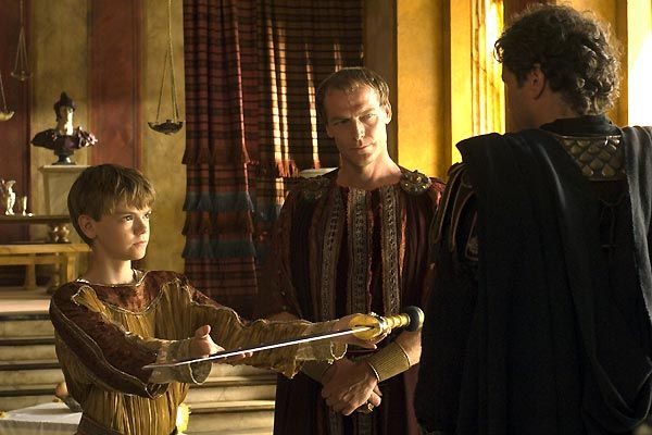 Foto Iain Glen, Colin Firth, Thomas Brodie-Sangster