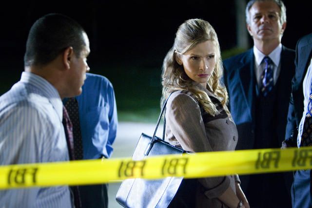 Foto Kyra Sedgwick, Raymond Cruz