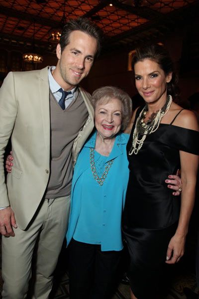 Foto Ryan Reynolds, Betty White, Sandra Bullock