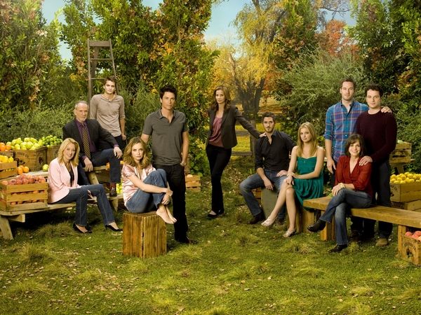 Foto Rachel Griffiths, Luke MacFarlane, Rob Lowe, Luke Grimes, Calista Flockhart, Matthew Rhys, Emily VanCamp