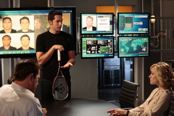 Foto Yvonne Strahovski, Zachary Levi