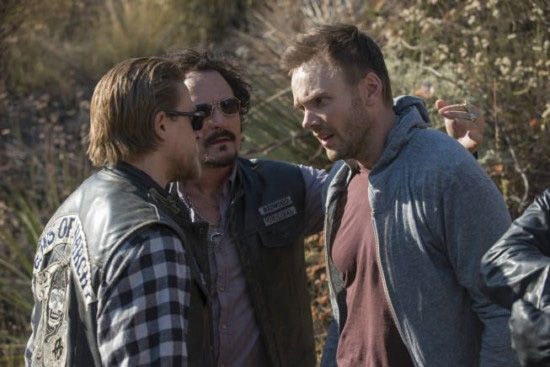 Hijos de la anarquía : Foto Joel McHale, Kim Coates, Charlie Hunnam