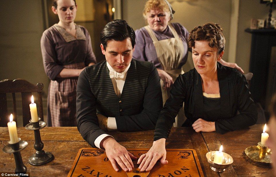 Foto Rob James-Collier, Siobhan Finneran, Lesley Nicol