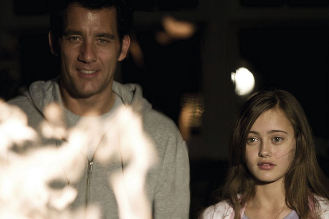 Foto Clive Owen, Juan Carlos Fresnadillo, Ella Purnell