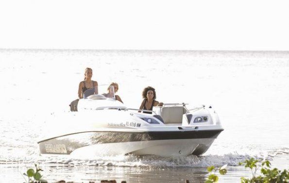 Foto Minka Kelly, Rachael Taylor