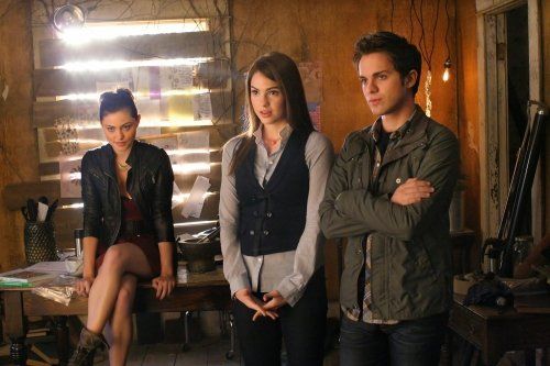 Foto Phoebe Tonkin, Shelley Hennig