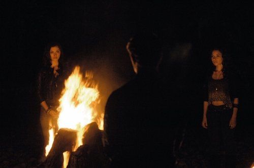 Foto Phoebe Tonkin, Jessica Parker Kennedy