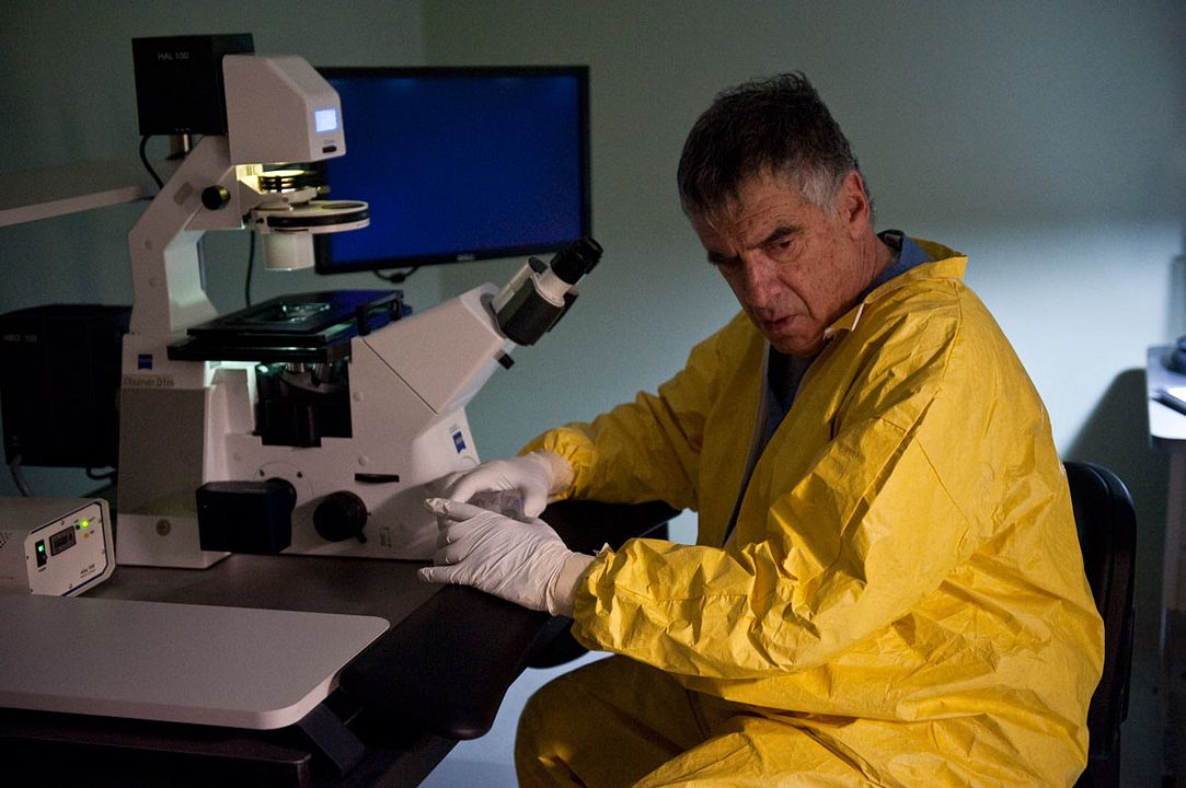 Contagio : Foto Elliott Gould