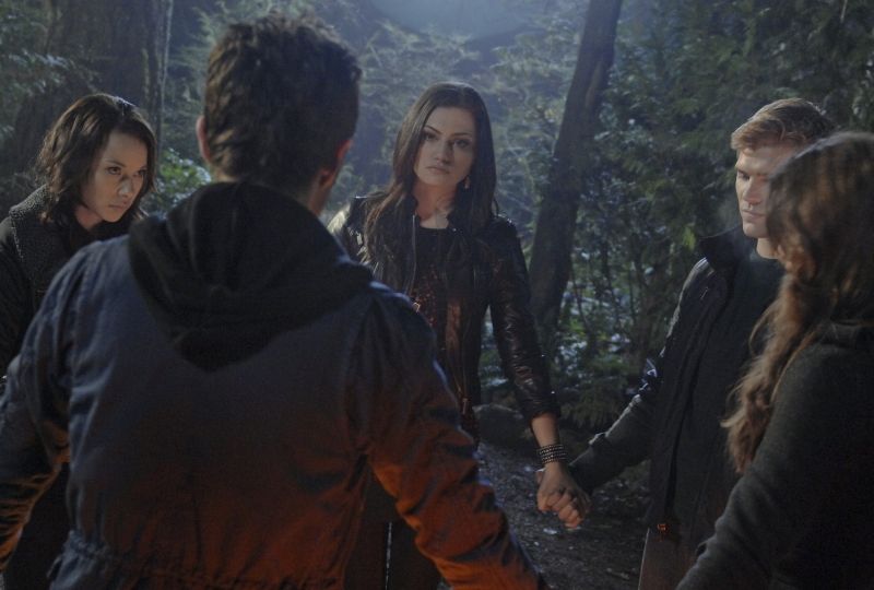 Foto Phoebe Tonkin, Jessica Parker Kennedy