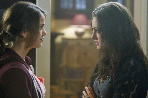 Foto Phoebe Tonkin, Shelley Hennig