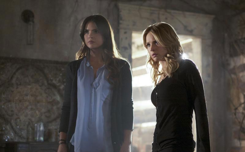Foto Britt Robertson, Shelley Hennig