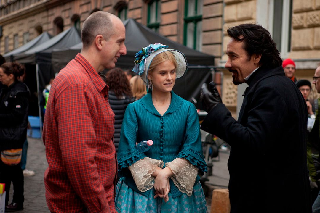 Foto Alice Eve, John Cusack