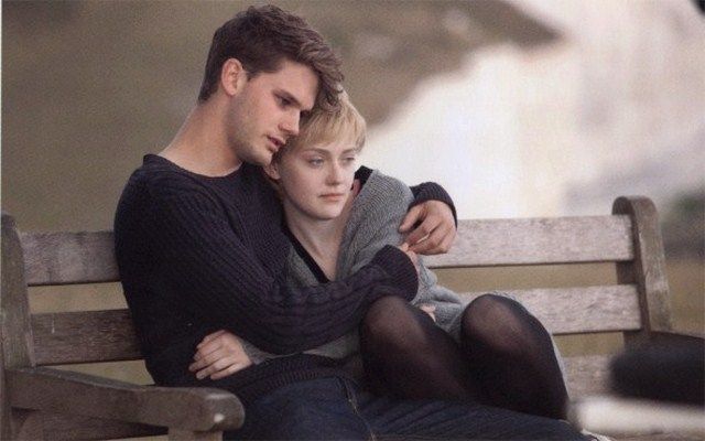 Foto Dakota Fanning, Jeremy Irvine