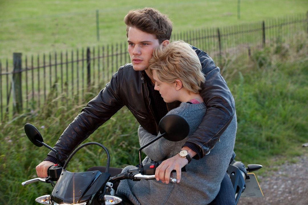 Foto Dakota Fanning, Jeremy Irvine