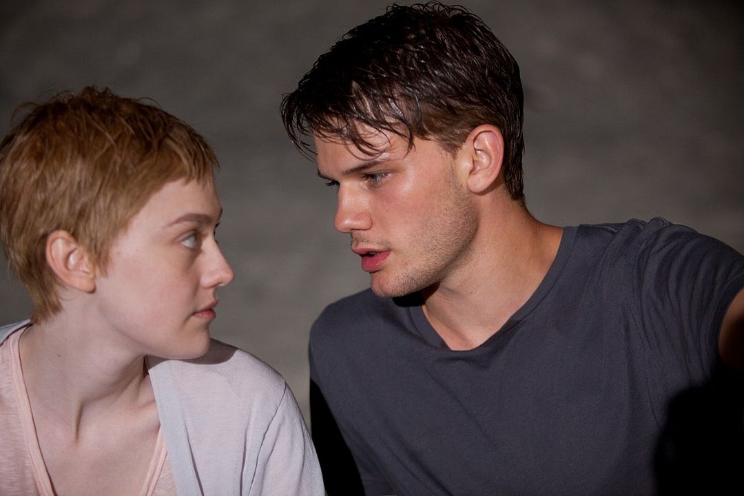 Foto Jeremy Irvine, Dakota Fanning