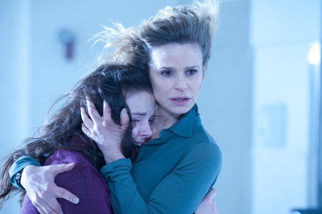 Foto Kyra Sedgwick, Madison Davenport