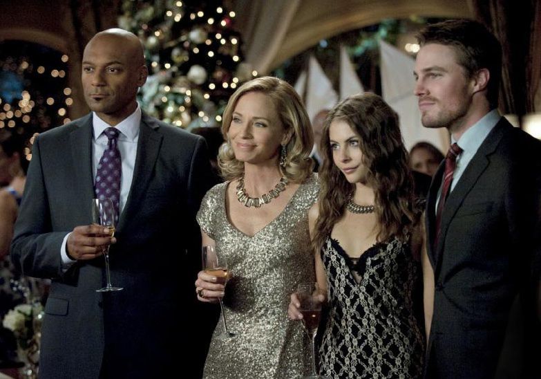 Arrow : Foto Willa Holland, Stephen Amell, Colin Salmon