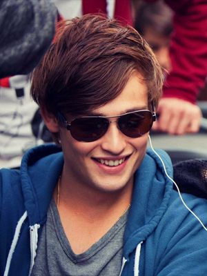 Póster Douglas Booth