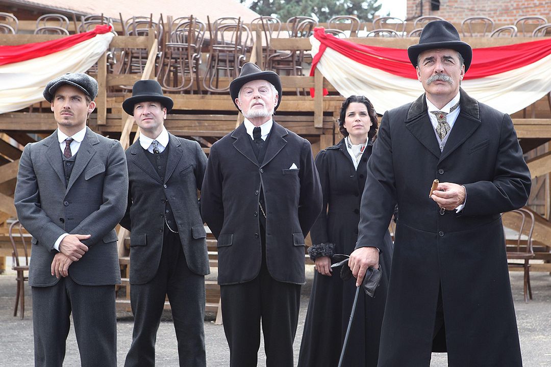 Foto Chris Noth, Derek Jacobi, Neve Campbell