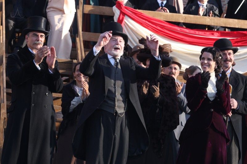 Foto Chris Noth, Derek Jacobi, Neve Campbell