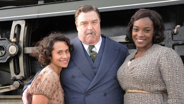 Foto Wunmi Mosaku, John Goodman