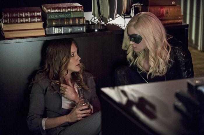 Arrow : Foto Katie Cassidy, Caity Lotz