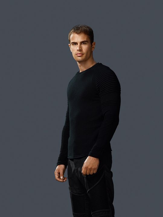 Divergente : Cobertura de revista Theo James