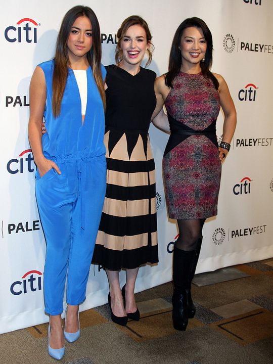 Cobertura de revista Chloe Bennet, Ming-Na Wen, Elizabeth Henstridge