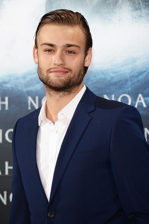Noé : Cobertura de revista Douglas Booth