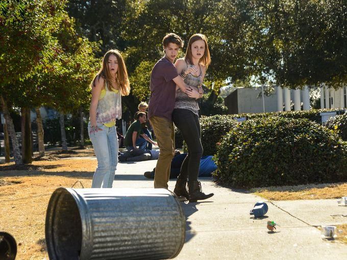 Bajo el domo : Foto Colin Ford, Britt Robertson